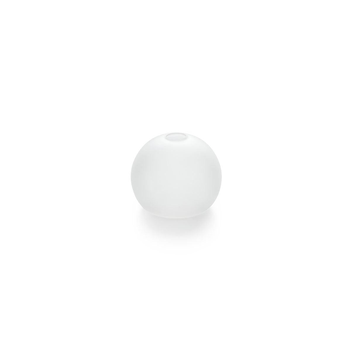 Die Vase "Drop" 65 x 80 mm mattiert der Duni GmbH mit runder Öffnung und elegantem Design ist ein stilvolles Wohnaccessoire für jeden Raum - hier als Einzelstück auf weißem Grund.