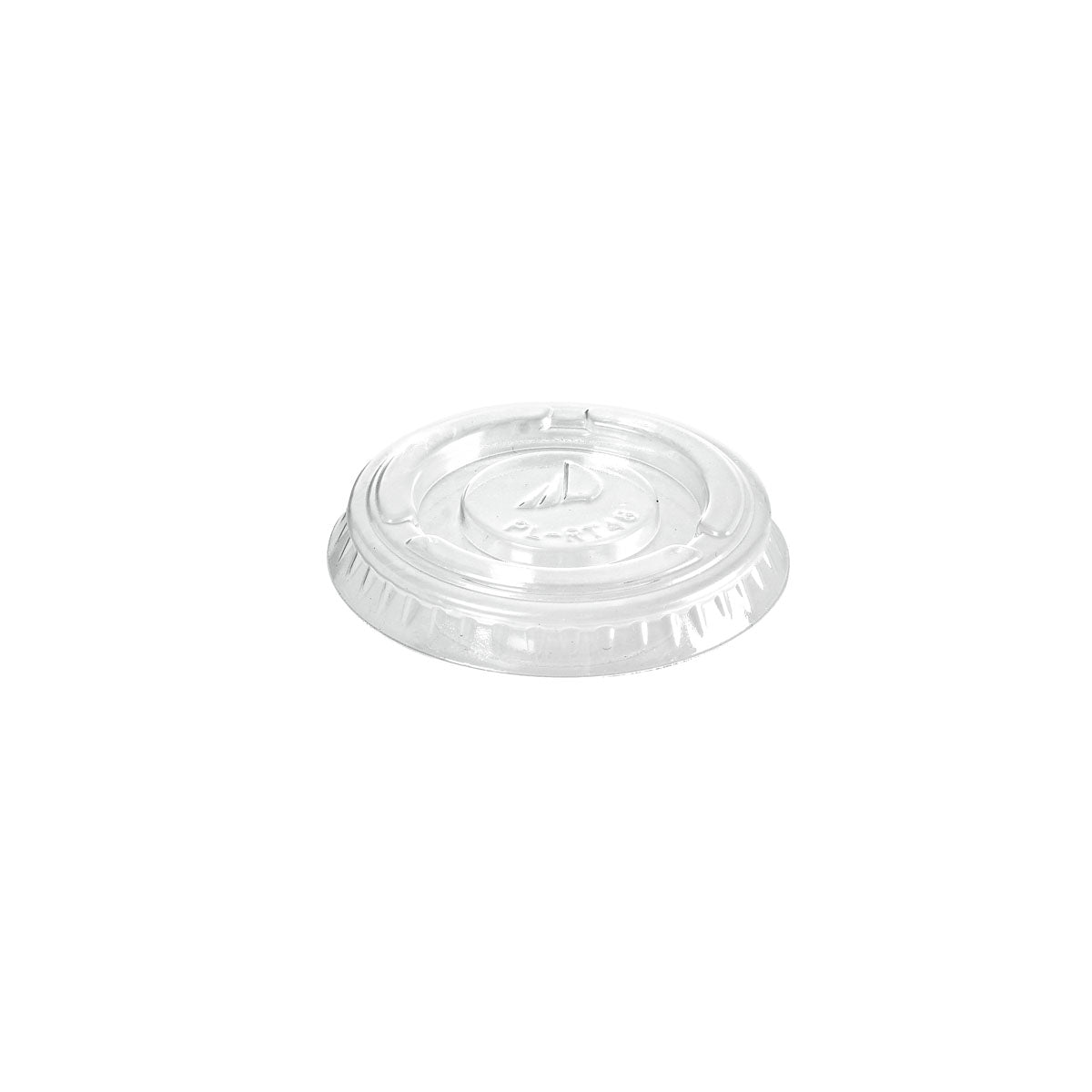 Ein transparenter, runder rPET Deckel der Duni GmbH mit Strohhalmschlitz und erhabener Mitte, abgebildet auf weißem Hintergrund; ideal als Deckel für 198962 (rPET 49x49x6 | Packung 100 Stück).