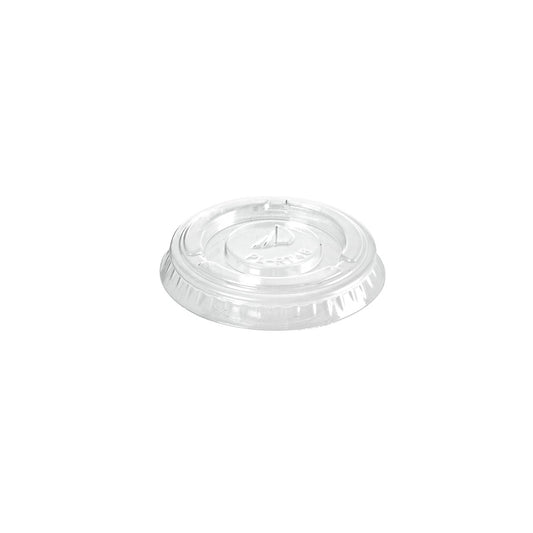 Ein transparenter, runder rPET Deckel der Duni GmbH mit Strohhalmschlitz und erhabener Mitte, abgebildet auf weißem Hintergrund; ideal als Deckel für 198962 (rPET 49x49x6 | Packung 100 Stück).