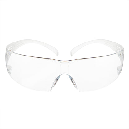 Die 3M™ SecureFit™ Schutzbrille 200 von 3M Deutschland GmbH ist eine klare Schutzbrille mit transparentem Rahmen und transparenten Gläsern, die von vorne auf weißem Hintergrund abgebildet ist. Sie verfügt über ein umlaufendes Design für optimalen Augenschutz.