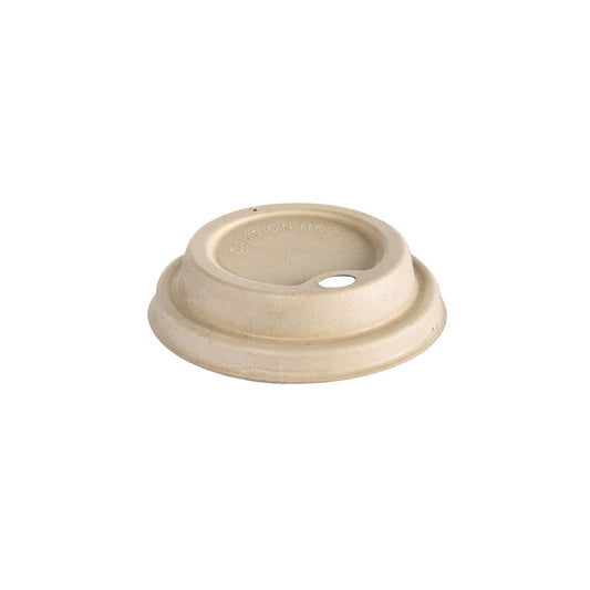 Ein beiger Bagasse Coffee to Go Deckel für alle Becher 18/24 cl Braun von Duni GmbH mit Trinköffnung und "CAUTION HOT"-Prägung liegt vor weißem Hintergrund. Verpackungseinheit: 50 Stück.