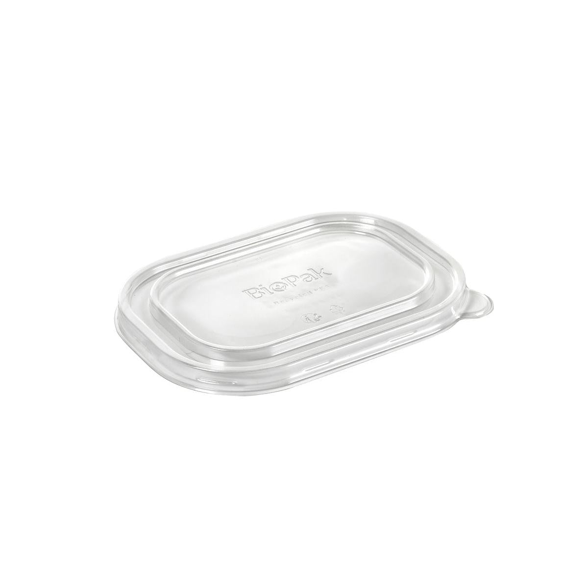 Pictured is a transparent, rectangular rPET lid BRICK MEDIUM 500-1000 ml (174x124x15) from Duni GmbH with a slight lip at the edge on a white background - a sustainable alternative for transparent packaging. Package: 50 pieces.