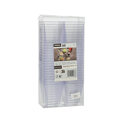 Eine Packung mit 50 transparenten dreieckigen Starpak Fingerfood-Schalen (PS glasklar) von Starpak in einer durchsichtigen Kunststoffverpackung, versehen mit einem Etikett mit Informationen und Dessertbild – ideal für Events und stilvolle Dessertpräsentationen.