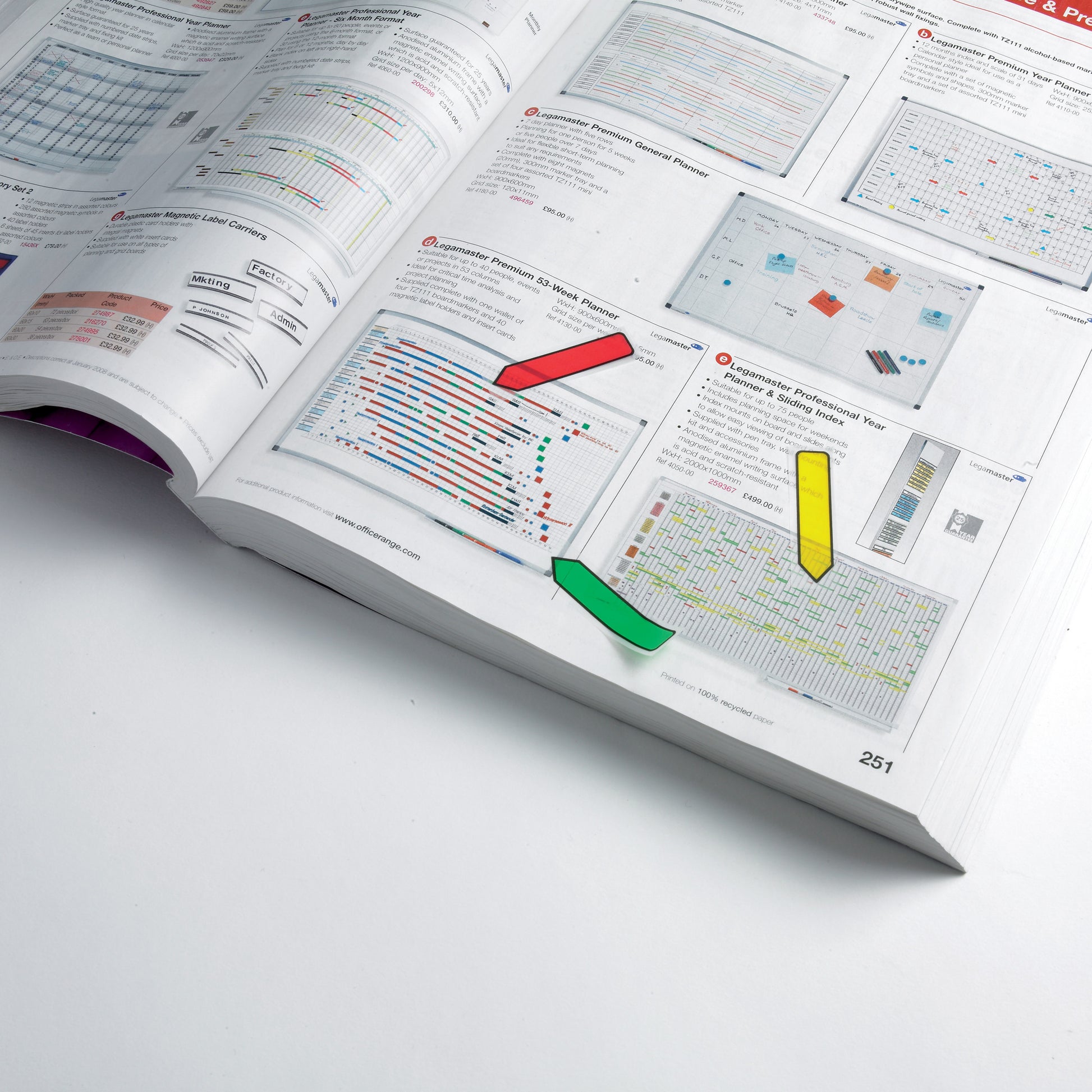 Ein aufgeschlagenes Lehrbuch mit bunten Schaubildern hat drei 3M Post-it® Index Pfeile in rot, grün und gelb (11,9 mm x 43,2 mm) der 3M Deutschland GmbH am unteren Rand der rechten Seite platziert.
