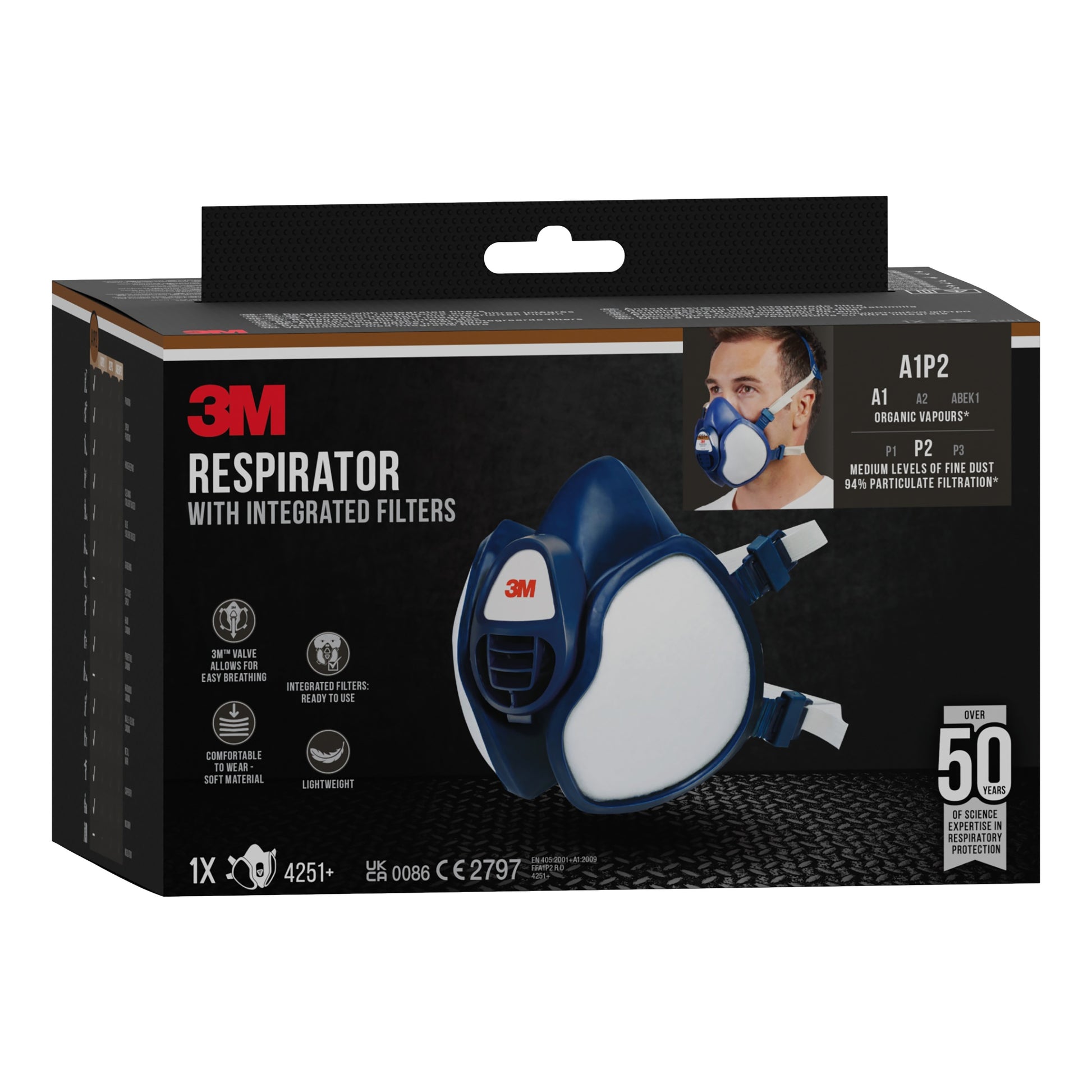 Eine Schachtel der 3M™ Atemschutzmaske mit integrierten Filtern der 3M Deutschland GmbH, mit Produktabbildungen, einem Anwender, der die Maske trägt, und einem Text, der mittleren Schutz, 50 Anwendungen, geeignet für organische Dämpfe und Partikel, hervorhebt.