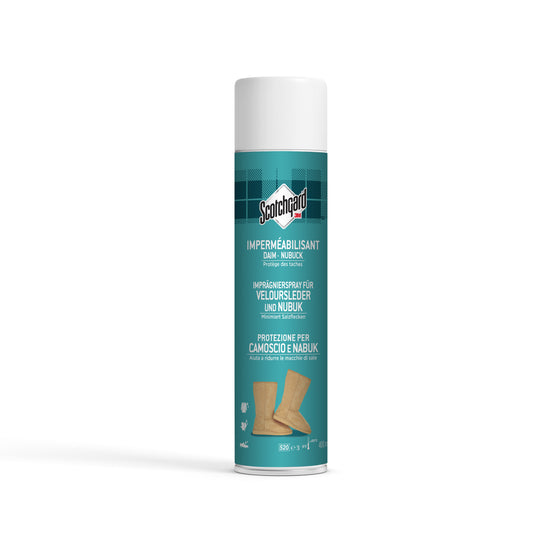 Eine weiße 400-ml-Sprühdose Scotchgard™ Imprägnierspray für Veloursleder und Nubuk von 3M Deutschland GmbH, mit französischem, deutschem und italienischem Text und Abbildungen eines Stiefels, einer Tasche und einer Jacke auf dem Etikett.