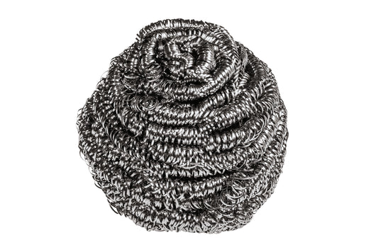 Eine Scotch-Brite® Edelstahl-Spirale von 3M Deutschland GmbH für die Reinigung von Töpfen und Pfannen ist vor weißem Hintergrund zu sehen. Die Packung enthält 3 Stück.