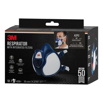 Eine Schachtel der 3M™ Atemschutzmaske mit integrierten Filtern der 3M Deutschland GmbH zeigt die Atemschutzmaske, die technischen Daten, eine Person, die sie trägt, und hebt die über 50%ige Partikelfiltration hervor.