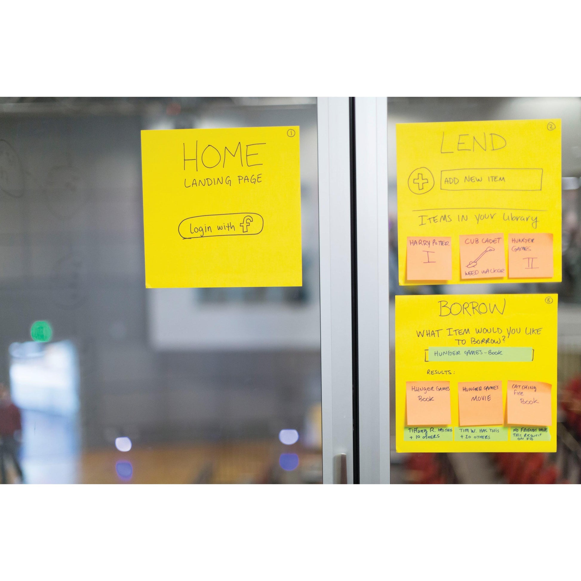 Drei Post-it® Super Sticky Big Notes (BN11-EU, Gelb, 279x279mm, 3M Deutschland GmbH) mit handschriftlichen Notizen, die mit "Home", "Lend" und "Borrow" beschriftet sind, sind auf einer Glasfläche angebracht und zeigen jeweils Skizzen von Website-Features.