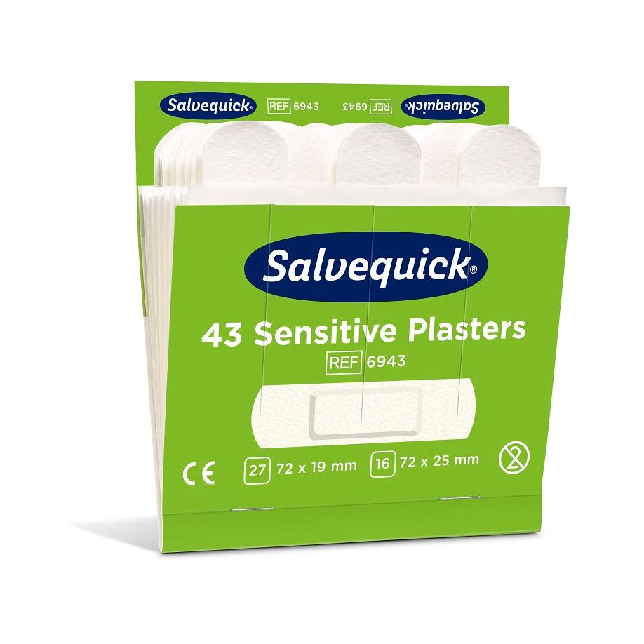 Eine grün-weiße Schachtel mit der Aufschrift "Orkla Wound Care AB Sensitive Pflaster, 43 stk./Nachfüllung (vlies) | Packung (6 Stück)" ist geöffnet und enthüllt weiße Pflaster im Inneren. Auf der Schachtel sind Größen, Symbole und die Referenznummer angegeben. 6943.