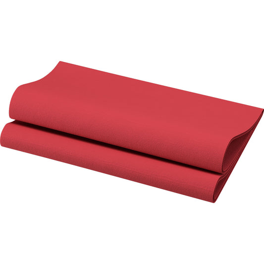 Ein gefalteter roter Bio-Dunisoft-Servietten 40 x 40 cm 1/4 Falz der Duni GmbH ist auf weißem Hintergrund abgebildet und zeigt seine strukturierte Oberfläche und zwei saubere Faltungen.