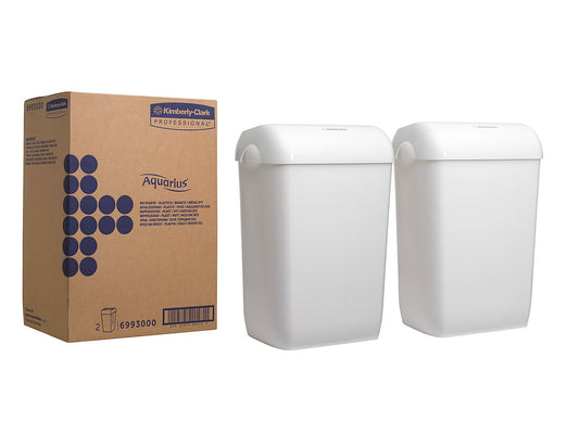 Ein großer brauner Karton mit der Aufschrift "Kimberly-Clark GmbH" enthält zwei weiße Aquarius™ Abfallbehälter aus Kunststoff (Mittel), jeweils mit geschlossenem Deckel, aus dem Set 2 Disposers | Karton (2 Abfallkörbe).