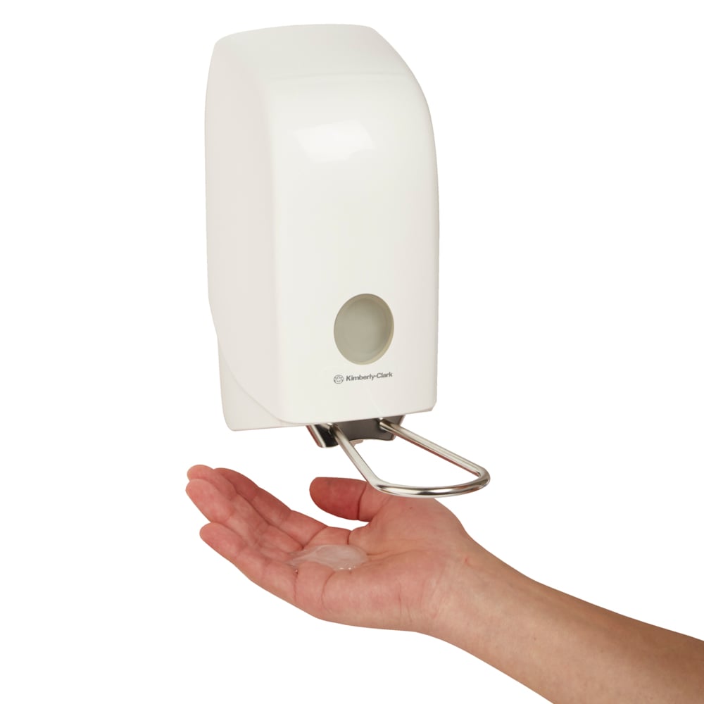 Eine Hand wird unter den an der Wand montierten Aquarius™ Spender für Waschlotionen (weiß, 1 Ltr) von Kimberly-Clark GmbH gehalten, der die Flüssigkeit für eine einfache und hygienische Anwendung auf die Handfläche abgibt.