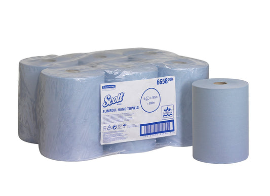 Ein Sechserpack Scott® Slimroll™ Handtücher von Kimberly-Clark GmbH, jedes 165 m lang, ist in Plastik eingewickelt neben einer einzelnen ausgepackten blauen Rolle und bietet eine platzsparende, effiziente und saugfähige Handtuchlösung.