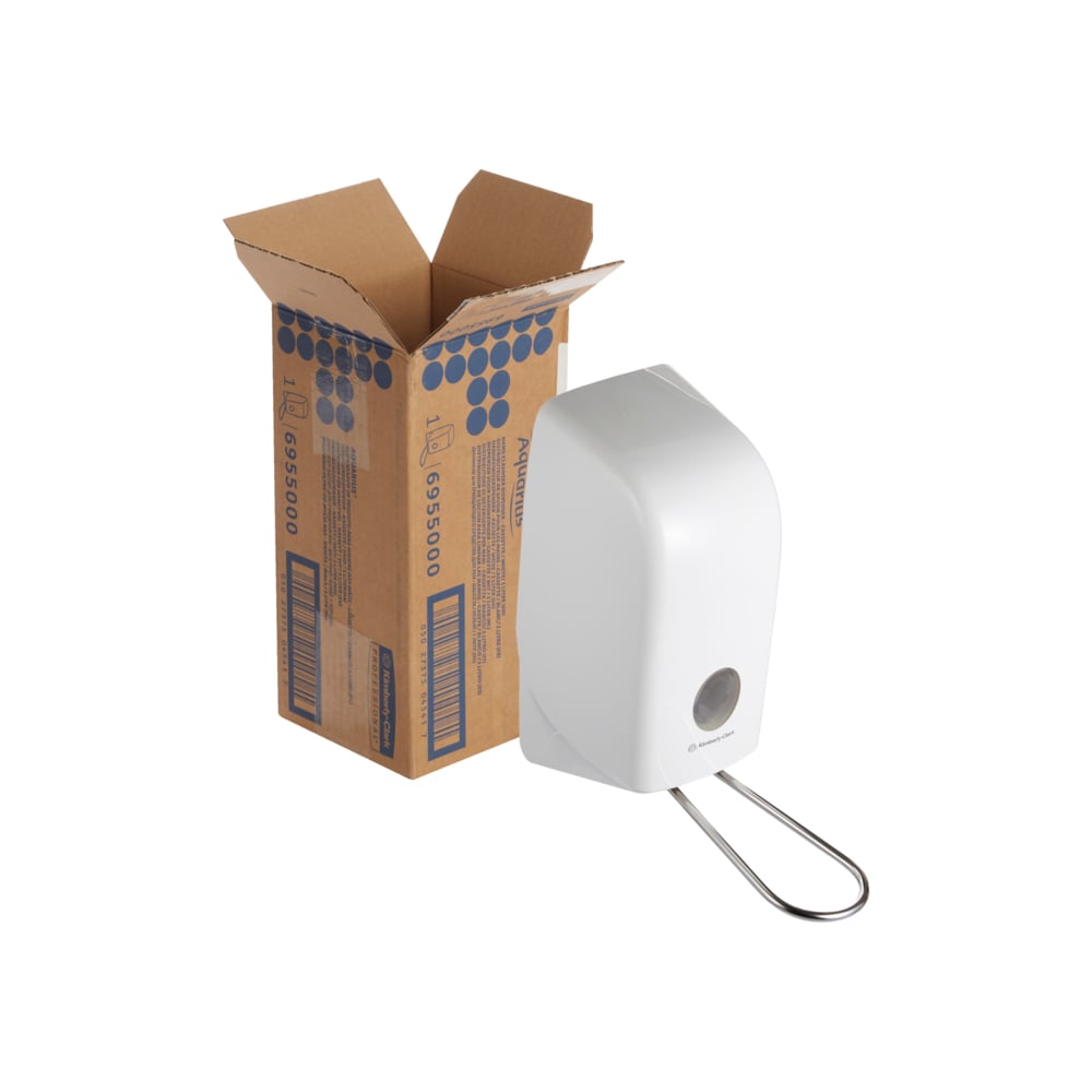 Ein geöffneter Karton steht neben einem an der Wand montierten, weißen Kimberly-Clark GmbH Aquarius™ Spender für Waschlotionen - Kassette / 1 Ltr mit einem Metallhebel vor weißem Hintergrund.