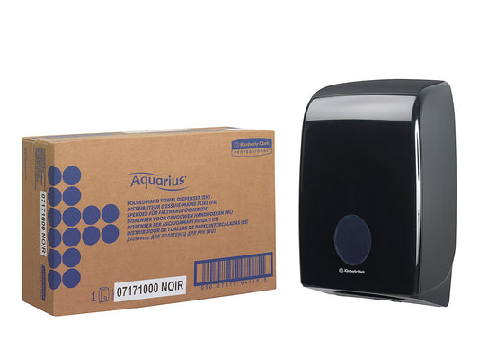 Eine braune Schachtel mit der Aufschrift "Kimberly-Clark GmbH" und ein schwarzer Aquarius™ Spender für gefaltete Handtücher - Interfold sind nebeneinander vor einem weißen Hintergrund abgebildet.