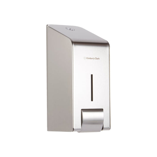 Der Kimberly-Clark Professional™ Edelstahl Spender für Waschlotionen (1L) von Kimberly-Clark GmbH ist wandmontiert, hat ein schlankes Sichtfenster, einen Hebel unten und modernes Design mit Logo auf der Vorderseite.
