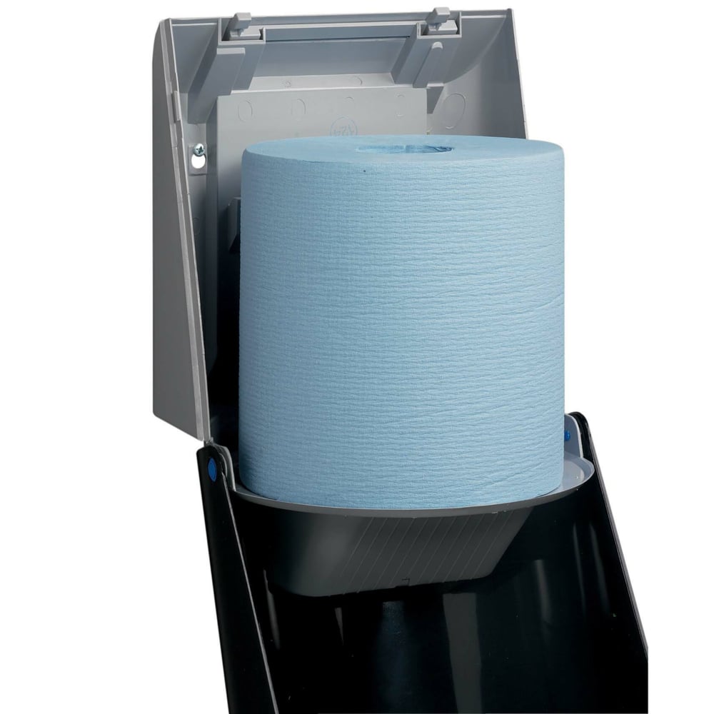 Eine Nahaufnahme eines Kimberly-Clark Professional™ Wischtuch-Spenders - Zentralentnahme / Grau zeigt den geöffneten Spender mit einer großen blauen Rolle, die eine hygienische Tuchentnahme ermöglicht. Von Kimberly-Clark GmbH.