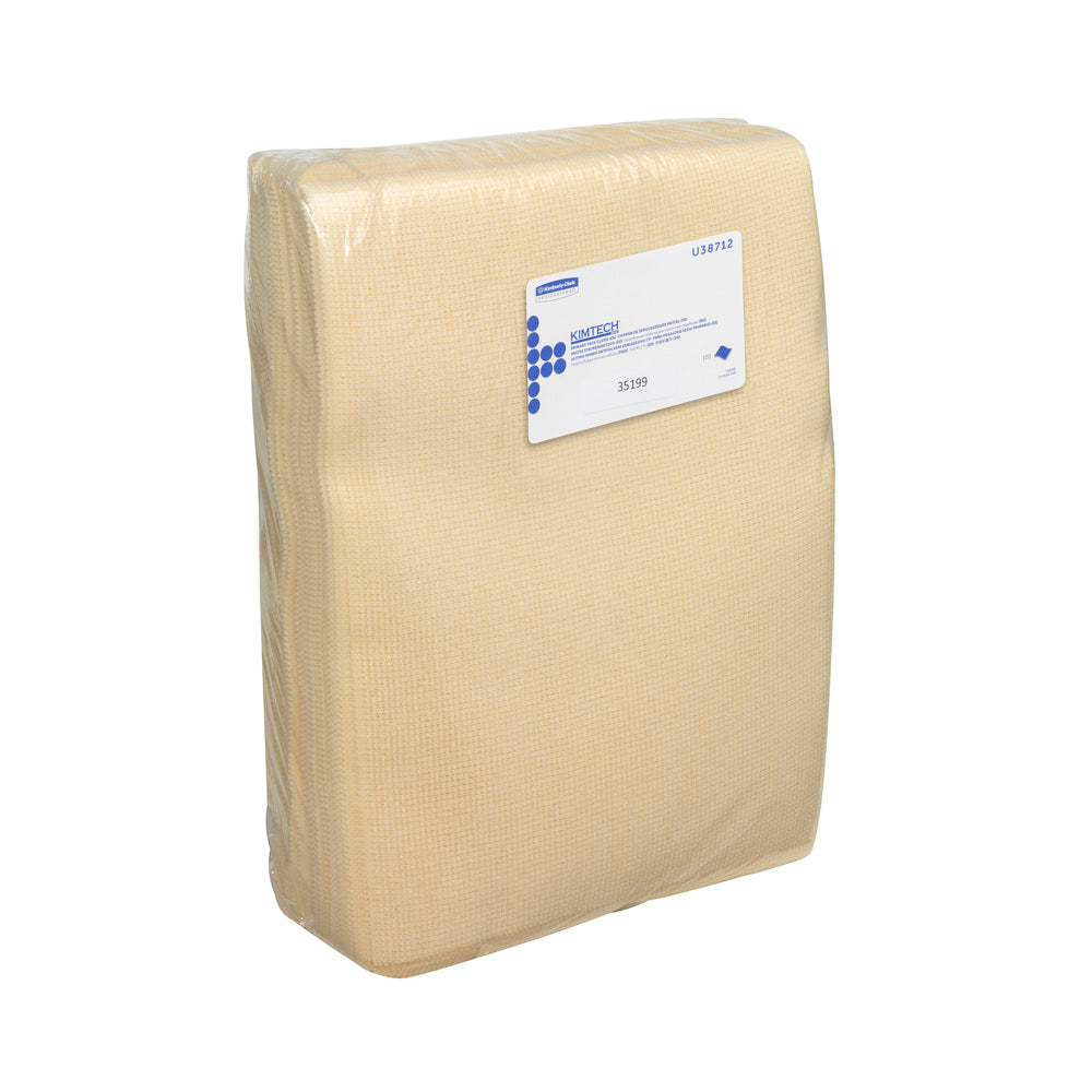 Ein weißes, flaches Kimtech® Auto Primär Tack Wischtuch von Kimberly-Clark GmbH ist in einem durchsichtigen Beutel mit einem blau-weißen Etikett verpackt, ideal für die Fahrzeugaufbereitung. Der Hintergrund ist einfarbig weiß.