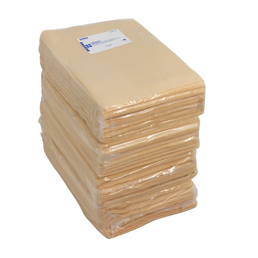 Ein Stapel gefalteter weißer Kimtech® Auto Primär Tack Wischtücher von Kimberly-Clark GmbH, verpackt in Kunststoff mit einem beschrifteten Deckel, steht auf einem unifarbenen Untergrund - perfekt für die Fahrzeugaufbereitung und Innenreinigung. 4 Beutel x 100 Blatt pro Karton (4 Beutel).