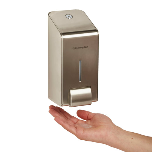 Eine Hand wird unter den Kimberly-Clark Professional™ Edelstahl Spender für Waschlotionen (1 Ltr) gehalten, der die Flüssigkeit auf die Handfläche abgibt. Dieser Spender der Kimberly-Clark GmbH ermöglicht eine einfache und hygienische Handreinigung in jeder Umgebung.