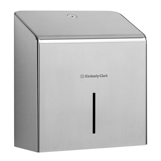 Der Kimberly-Clark Professional™ Mini Jumbo Toilettenpapierspender aus Edelstahl verfügt über eine abgeschrägte Oberseite und ein vertikales Sichtfenster, das vor einem schlichten weißen Hintergrund steht. Marke: Kimberly-Clark GmbH.