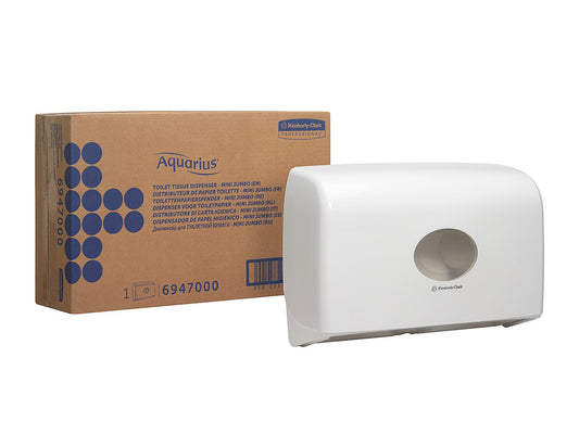 Ein weißer Aquarius™ Doppelrollen-Spender für Jumbo-Toilettenpapier Mini von Kimberly-Clark GmbH ist an der Wand neben einer braunen Schachtel mit der Aufschrift "Aquarius" und blauer Punktgrafik und Produktinformation angebracht.