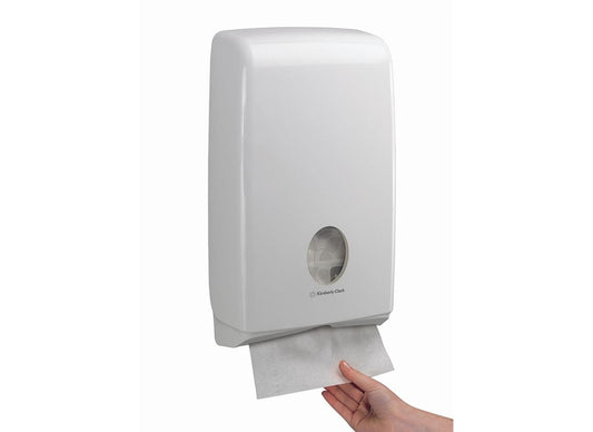 Der Aquarius™ Slimfold™ Spender für gefaltete Handtücher von Kimberly-Clark GmbH ist ein weißer, platzsparender, wandmontierter Handtuchspender mit Sichtfenster zur Füllstandskontrolle und komfortabler Papierentnahme von unten.