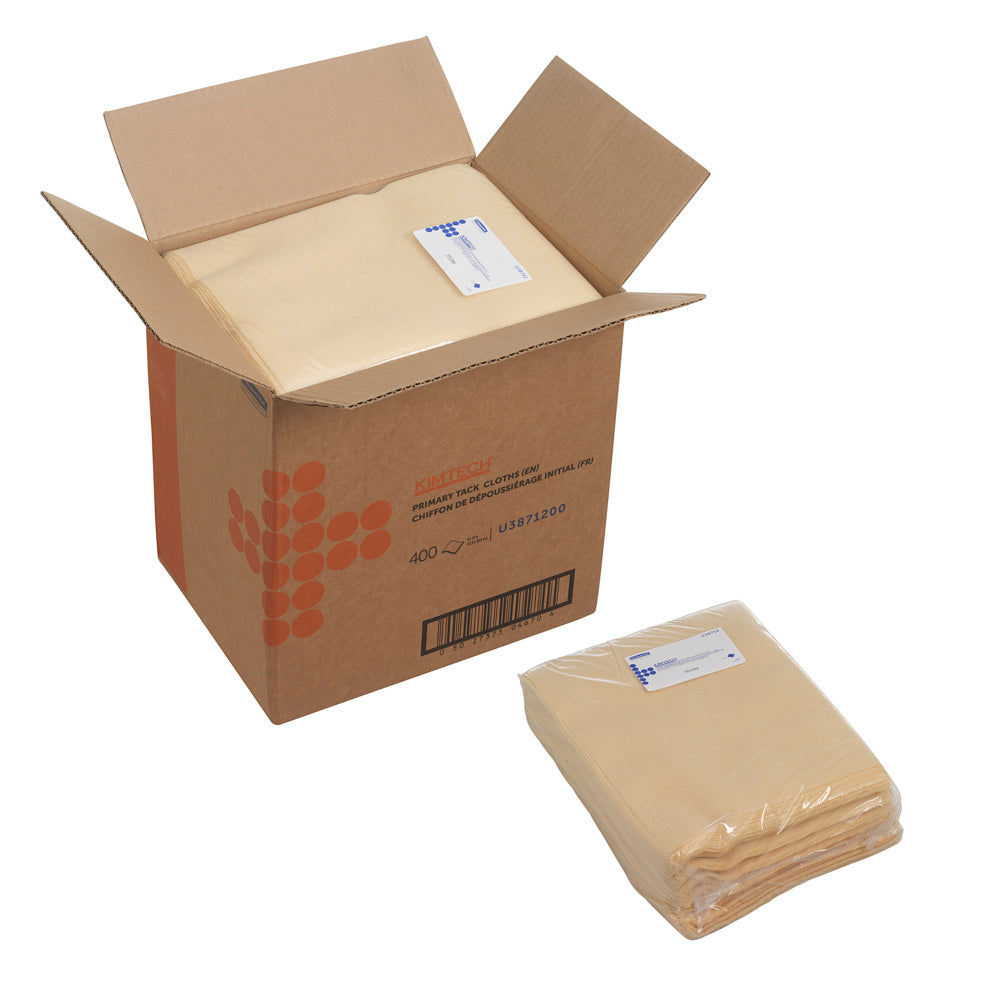 Ein brauner "Kimtech®"-Karton der Kimberly-Clark GmbH mit weißem und blauem Etikett enthält vier Beutel Auto Primär Tack Wischtücher, flaches Tuch, weiß; ein versiegelter Stapel mit 100 Blatt liegt außerhalb des Kartons aus.