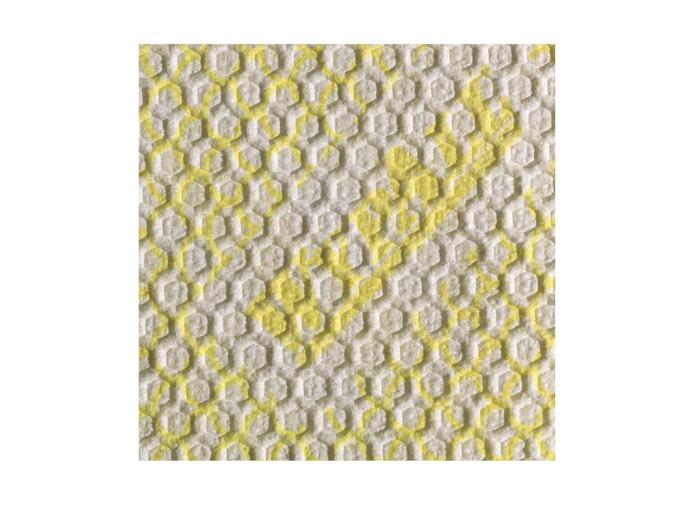 Eine Nahaufnahme einer weißen und gelben Oberfläche mit einem sich wiederholenden sechseckigen Muster und einem kräftigen gelben Diagonalstreifen, inspiriert von den langlebigen WypAll® X80 Plus Critical Clean Wischtüchern der Kimberly-Clark GmbH (Interfold / Gelb, 8 Beutel x 30 Blatt).