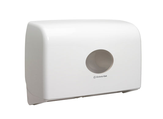 Der Aquarius™ Doppelrollen-Spender für Jumbo-Toilettenpapier Mini von Kimberly-Clark GmbH ist ein weißer, wandmontierter Spender mit zentraler Öffnung, glattem, geschwungenem Design und gezackter Unterkante für eine einfache Handhabung.