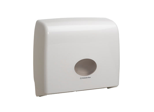 Der Kimberly-Clark Aquarius™ Toilettenpapierspender - Jumbo Non-Stop (Weiß) ist ein weißer Wandspender mit einer abgerundeten Oberseite und einer zentralen Öffnung, die eine hygienische Lösung darstellt. Das Kimberly-Clark-Logo befindet sich direkt unter der Öffnung. Einfarbig weißer Hintergrund.