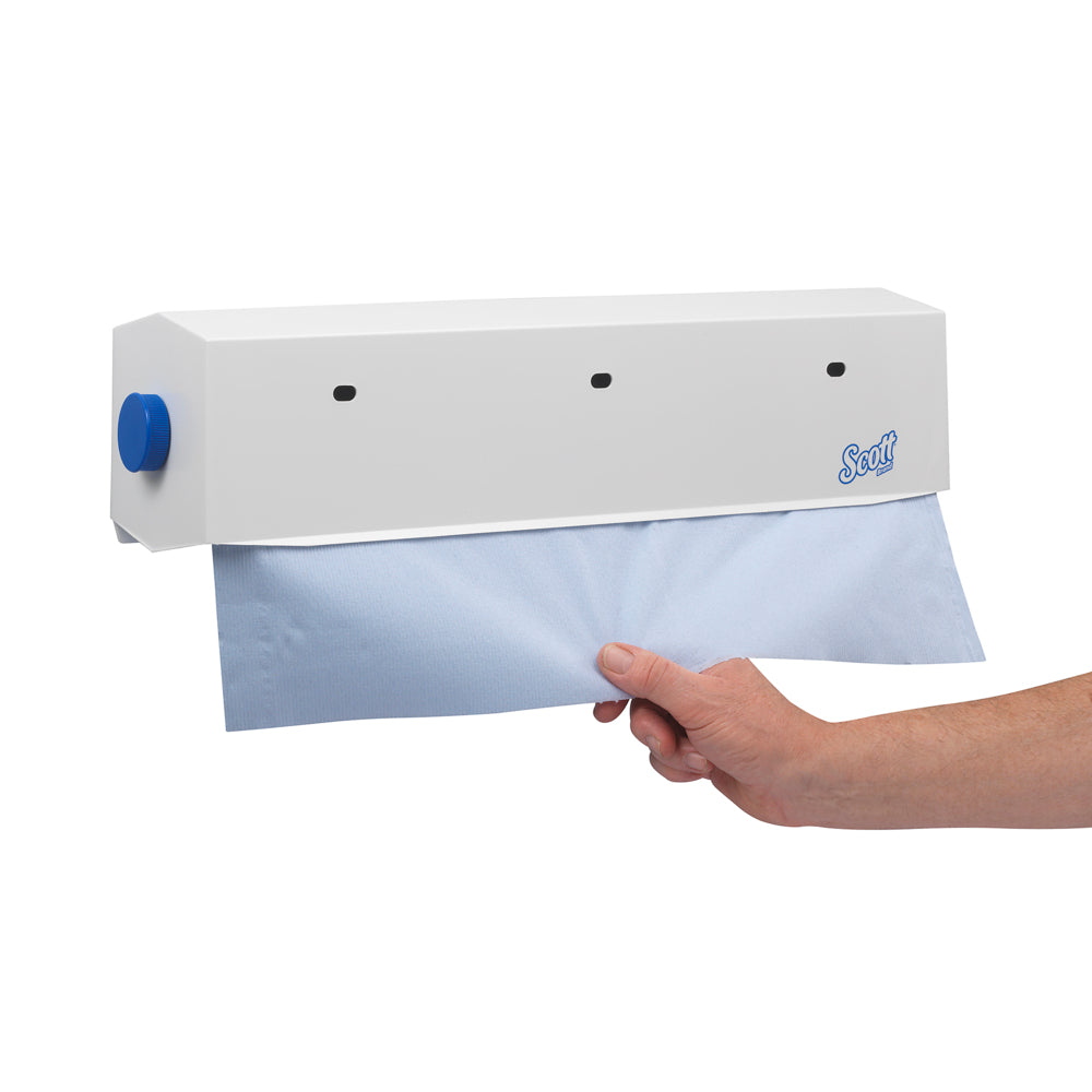 Eine Hand zieht ein blaues Handtuch aus dem weißen Scott® Wischtuch-Spender (50 cm) von Kimberly-Clark GmbH, der mit einem blauen Knopf an der Wand befestigt ist - ideal für die Reinigung.