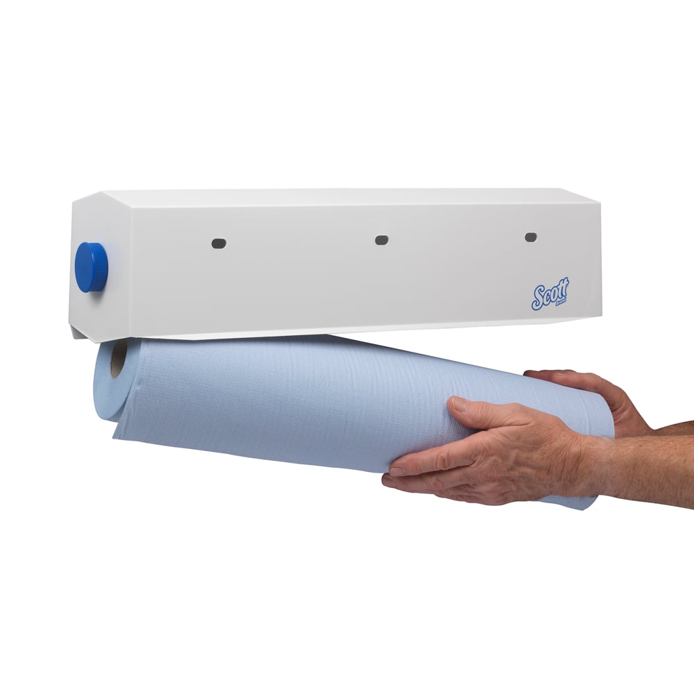 Eine Person lädt eine blaue Papierhandtuchrolle in einen weißen Scott® Wischtuch-Spender (50 cm) der Kimberly-Clark GmbH, einen wandmontierten Spender mit Scott-Logo, der die Reinigung schnell und effizient macht.