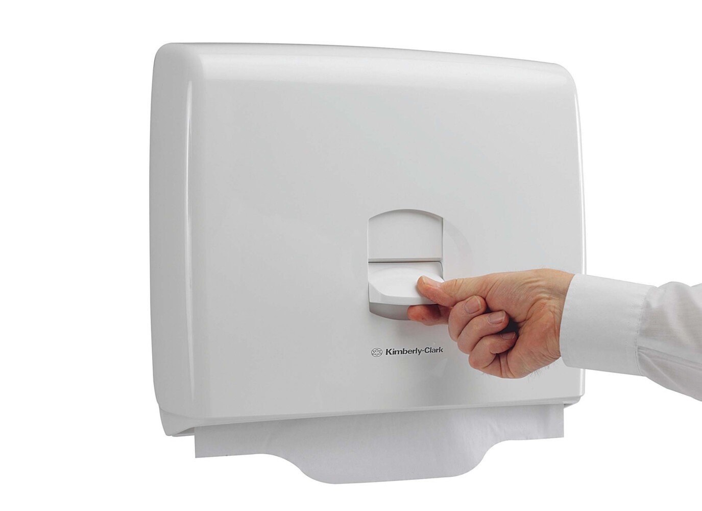 Eine Hand zieht ein Papierblatt aus dem weißen Aquarius™ Toilettensitzauflagenspender der Kimberly-Clark GmbH, der für Hygiene in öffentlichen Toiletten wirbt, vor einem schlichten weißen Hintergrund.