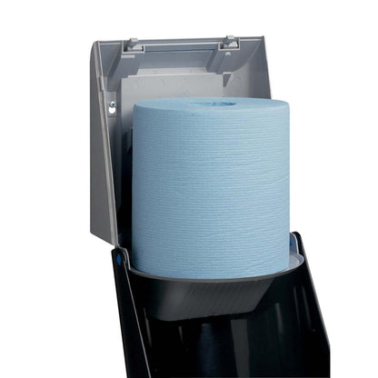 Eine blaue Papierhandtuchrolle wird in eine graue Kimberly-Clark Professional™ Wischtuch-Spender-Zentralentnahme (1 Spender, Grau) der Kimberly-Clark GmbH eingelegt, wobei der Deckel zur hygienischen Entnahme über die praktische Zentralentnahme geöffnet ist.