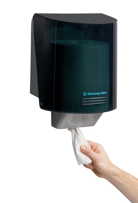 Eine Hand zieht ein Handtuch aus dem Kimberly-Clark Professional™ Wischtuch-Spender - Zentralentnahme / Grau von Kimberly-Clark GmbH und sorgt so für hygienische Wischtuchentnahme bei jedem Gebrauch.