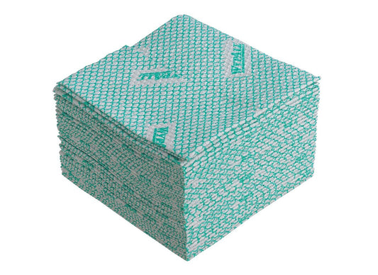Ein Stapel der grünen WypAll® X80 Plus Critical Clean Reinigungstücher von Kimberly-Clark GmbH (viertelgefaltet, 8 Beutel x 30 Tücher) liegt ordentlich vor weißem Hintergrund - ideal für kritische Umgebungen.