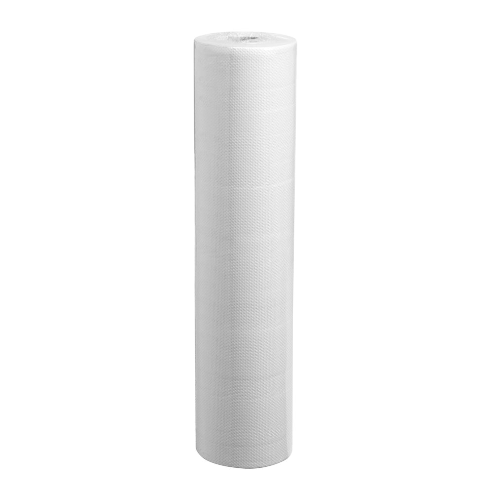 Ein einzelner Scott® ESSENTIAL™ Ärzterollen - Weiß von Kimberly-Clark GmbH steht aufrecht vor einem schlichten weißen Hintergrund. Seine fein strukturierte Oberfläche unterstreicht die hygienische Verwendung in medizinischen Umgebungen.