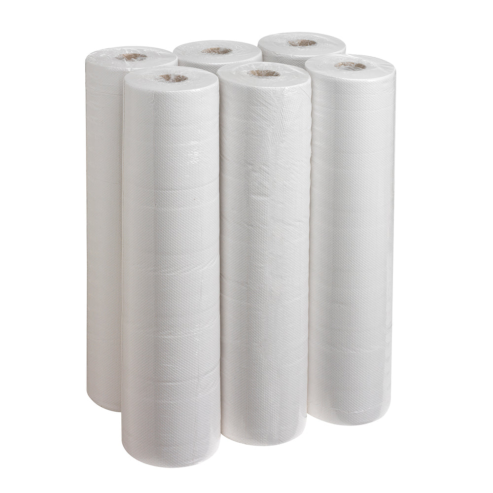 Sechs große Scott® ESSENTIAL™ Ärzterollen - Weiß der Kimberly-Clark GmbH stehen aufrecht in zwei Reihen auf weißem Grund, verpackt in einer transparenten Kunststoffverpackung - ideal für den hygienischen Einsatz in medizinischen Bereichen.