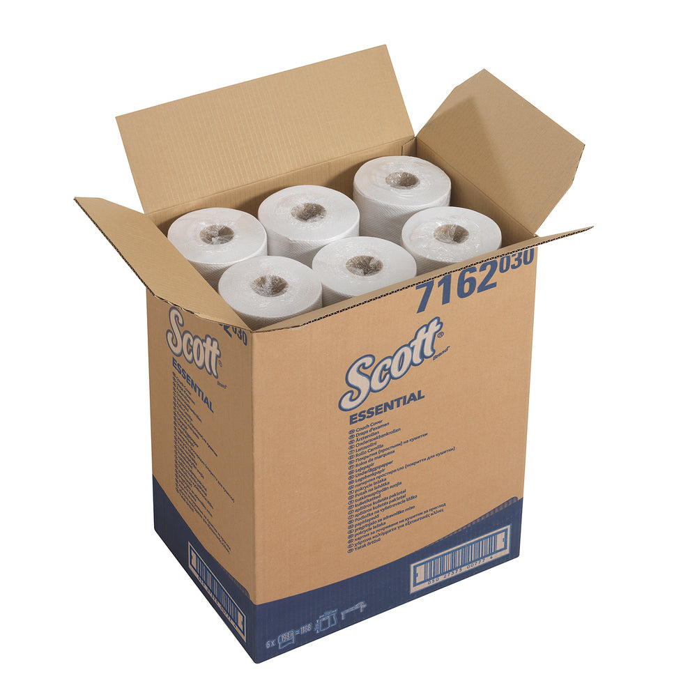 Eine geöffnete Schachtel mit der Aufschrift "Scott® ESSENTIAL™ Ärzterollen - Weiß" der Kimberly-Clark GmbH enthält sechs große weiße Rollen, die sich ideal als Ärzterollen für medizinische Einrichtungen eignen, aufrecht stehend und mit sichtbaren Rollenenden.