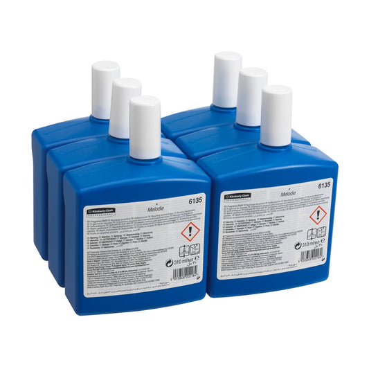 Sechs transparente, rechteckige Kimberly-Clark Professional™ Duft MELODIE 310 ml Nachfüllflaschen mit weißen Verschlüssen sind in einer Gruppe zusammengefasst. Jeder Karton enthält 6 Kassetten, Etiketten mit Produktinformationen und Warnhinweisen sind nach außen gerichtet. Marke: Kimberly-Clark GmbH.