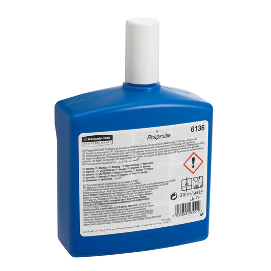 Eine transparente rechteckige 310 ml Kimberly-Clark Professional™ Duft RHAPSODIE Nachfüllpackung mit weißer Kappe und mehrsprachigem Etikett, verkauft als 6 Kassetten pro Karton, ideal für Lufterfrischer in Waschräumen. Marke: Kimberly-Clark GmbH.