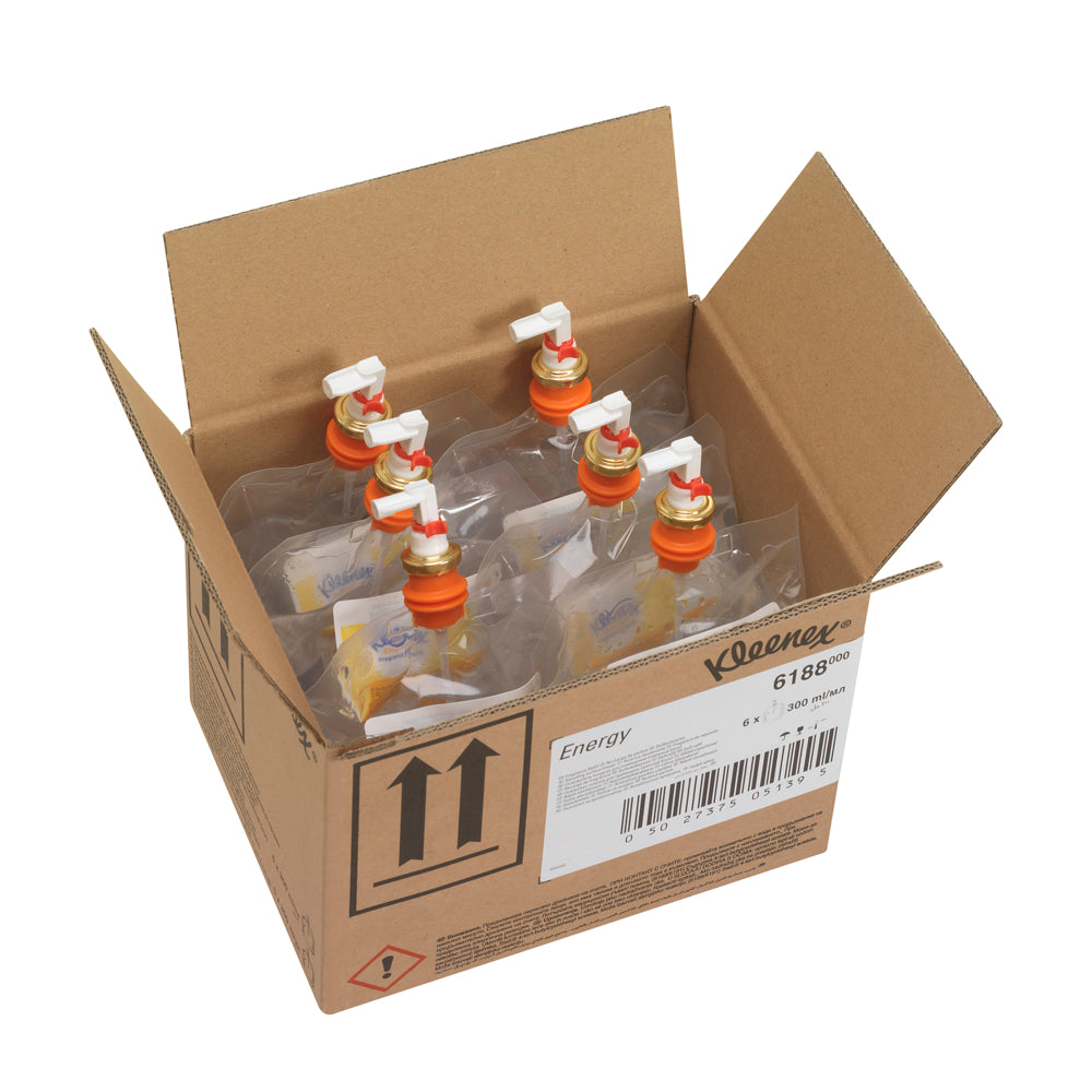Ein Karton mit der Aufschrift "Kleenex® Duft Energy - Nachfüllpack / Transparent / 300 ml - 6 Kassetten" der Kimberly-Clark GmbH enthält sechs aufrecht stehende, klare Nachfüllflaschen mit orangefarbenem und weißem Verschluss, die mit Versand- und Handhabungssymbolen für frischen Duft versehen sind.