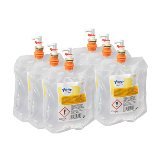 Sechs transparente Kleenex® Duft Energy Nachfüllpack-Kassetten (je 300 ml) der Kimberly-Clark GmbH mit orangefarbenen und weißen Dosierventilen und Gefahrensymbolen sind in zwei Reihen auf weißem Grund angeordnet.