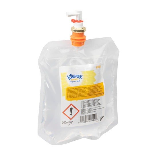 Eine transparente 300 ml Kleenex® Duft Energy Nachfüllpackung von Kimberly-Clark GmbH, mit orange-weißer Kappe, Raumduft-Warnsymbol und Anwendungshinweisen auf einem weiß-gelben Etikett; verkauft als 6 Kassetten pro Karton.