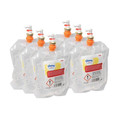 Sechs transparente 300-ml-Kleenex® Duft Joy Nachfüllpacks der Kimberly-Clark GmbH in einer 6er-Kassette mit orange-weißem Ausguss, beschriftet für das Badezimmer und mit Warnsymbolen versehen.