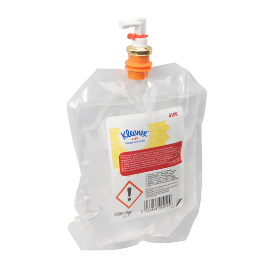 Eine transparente 300 ml Kleenex® Duft Joy Nachfüllpackung von Kimberly-Clark GmbH mit weißem und orangefarbenem Deckel, Produktdetails und Barcode - ideal für den Einsatz in Kassetten Badezimmer Lufterfrischer. Die Packung enthält 6 Nachfüllflaschen pro Karton.