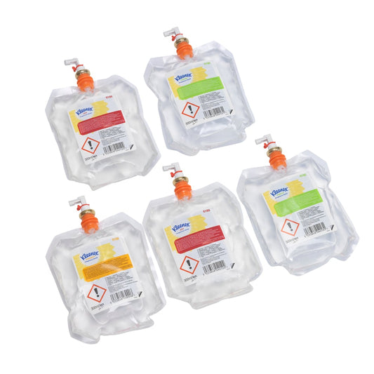 Fünf transparente 300 ml Kleenex® Duftmix Nachfüllpack-Kassetten der Kimberly-Clark GmbH mit farbigen Etiketten, Warnsymbolen und rot-weißem Verschluss sind auf weißem Grund angeordnet.
