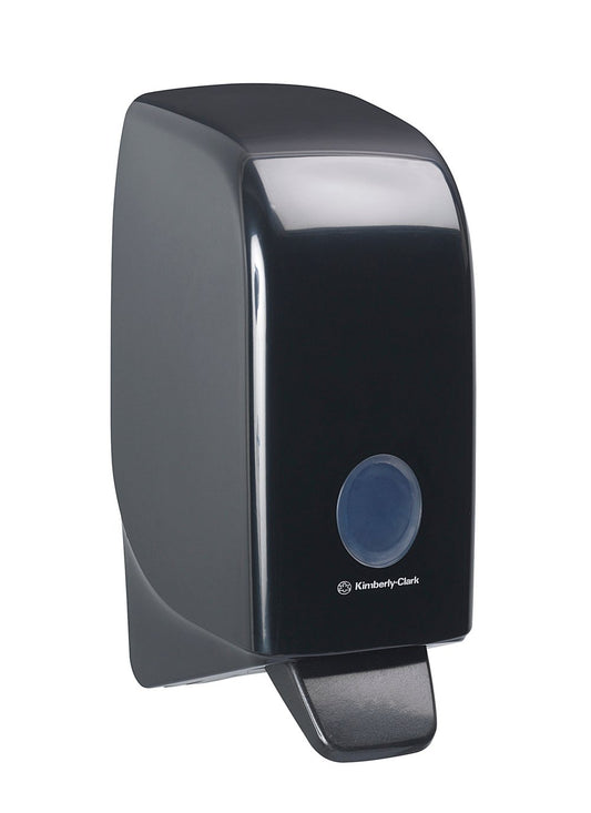 Der Aquarius™ Spender für Waschlotionen von Kimberly-Clark GmbH ist ein schwarzer, wandmontierter 1-Liter-Spender mit rechteckigem Design, blauem, rundem Frontknopf und dem Markenlogo darunter - perfekt für moderne Waschräume.